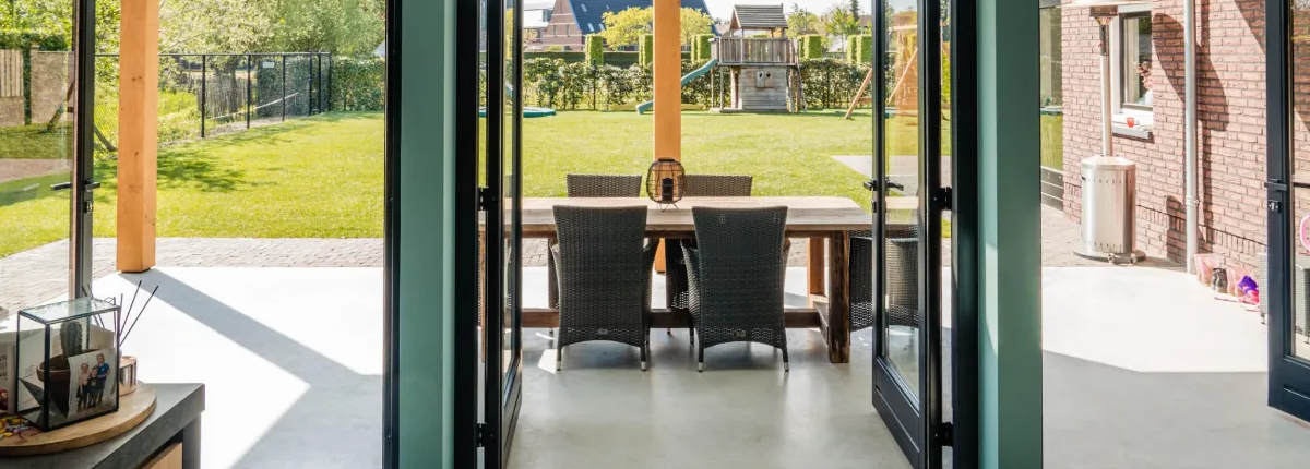 Gevlinderde betonnen terrasvloer ideaal voor buitenleven