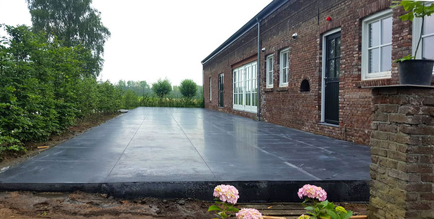 Terrasvloer van gevlinderd beton met tegellook - AVBetonvloeren