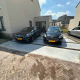 oprit van gepolierde betonplaten met grindstroken