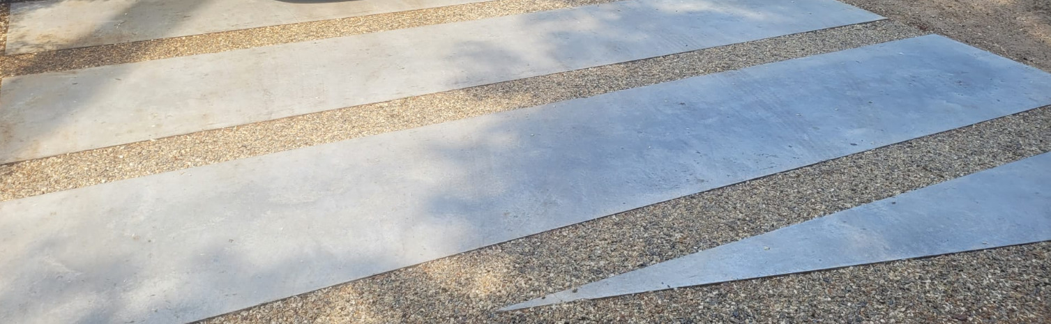 oprit-beton-gevlinderd-verlijmd-grind-gemert AV Betonvloeren realiseert een sterkte oprit van beton met verlijmd grind